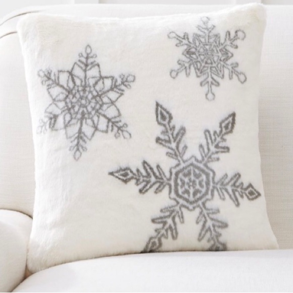 Pottery Barn Faux Fur Snowflake Jacquard Pillow Cover Ivory/Gray 18”
